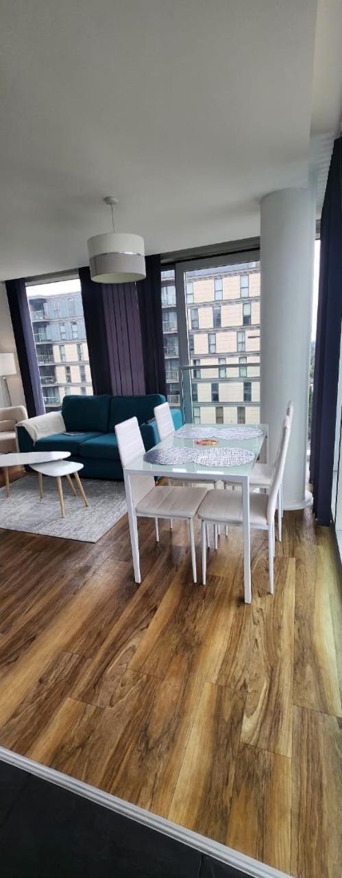 2 Bed Apartment At The Hub Central 밀턴 케인즈 외부 사진